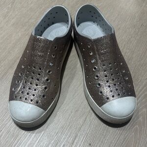 Native Kids Shoes in Shimmering gold and White